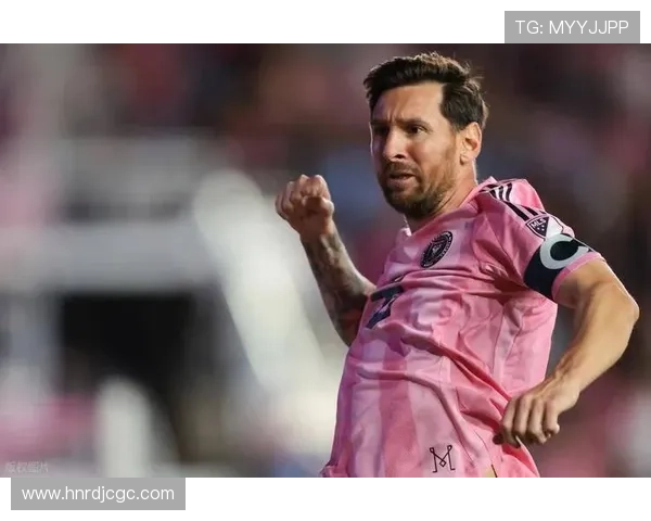 足球明星跪滑照引发热议球迷热情与争议交织的背后故事